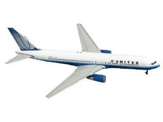 Gemini Jets United B767 300 "Final UA Colors" 1400 Scale Toys & Games