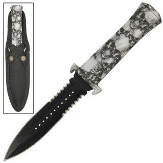 AZ 996. Famine Apocalyptic Zombie Hunter Dagger Well made with a strong and sturdy feel in the hand, a shrouded Zombie skull head pattern cloaked in an eerie brown haze across the entire dagger makes this the perfect weapon for a good Zombie hunt! Razor sh
