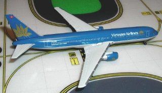 Dragon Wings Vietnam Airlines B767 300ER Model: Toys & Games