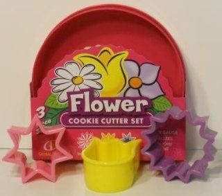 "Adam Bargain Attic"   Flower Cookie Cutter Set ~ Set of 3 Plastic in Different Sizes with Storage Container: Kitchen & Dining