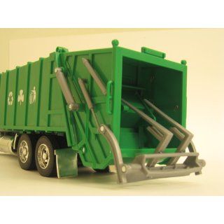 Freightliner Classic XL Garbage Truck 1:32 Scale: Toys & Games